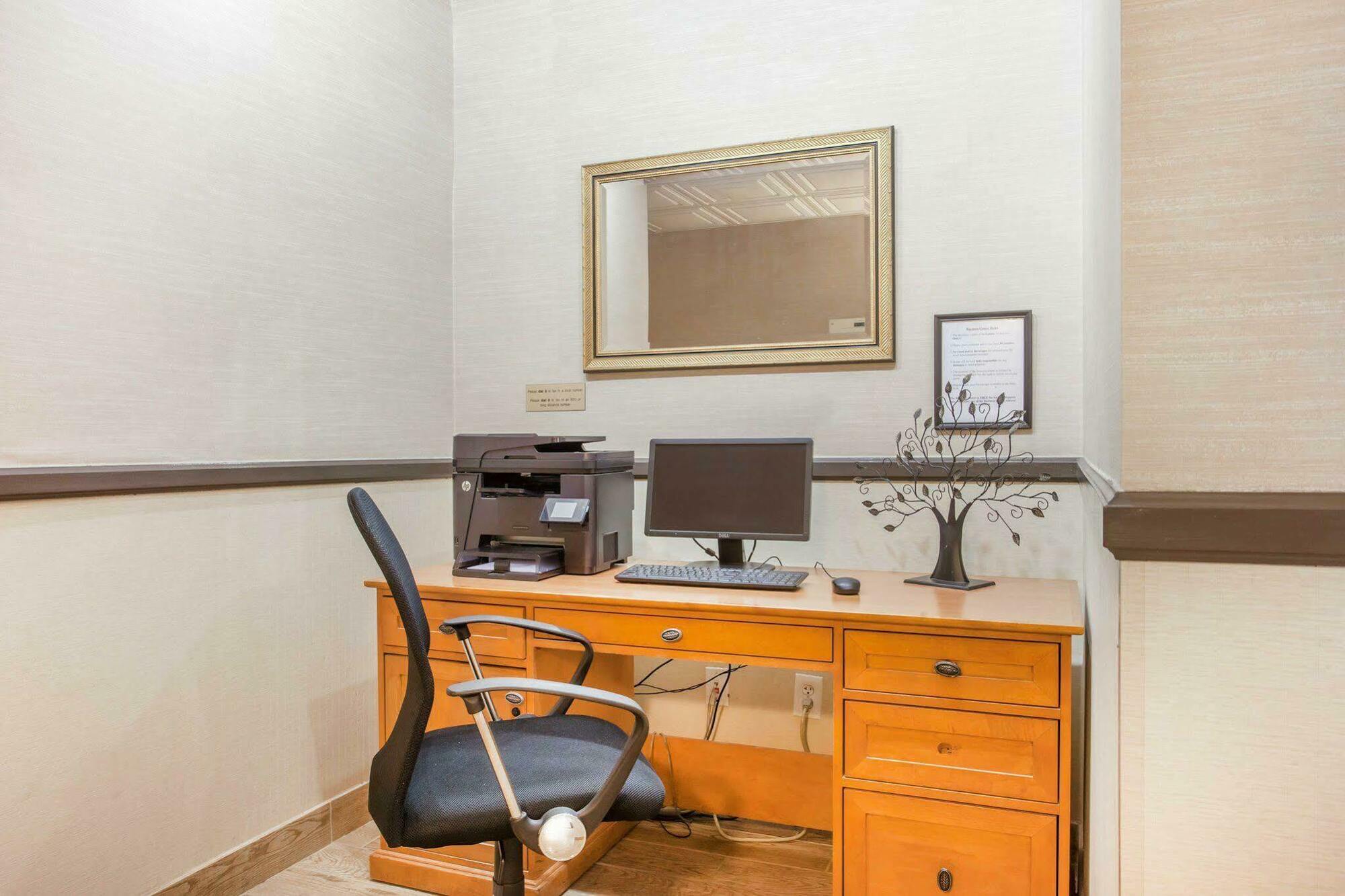 Comfort Suites Near Vancouver Mall Екстер'єр фото